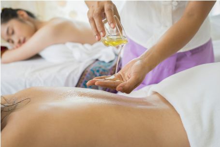 Massage cơ thể bằng dầu