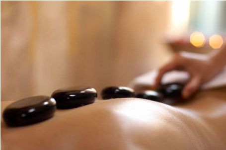 Massage bằng đá thơm